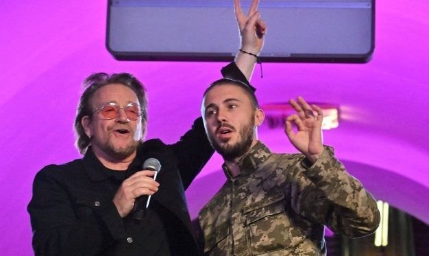 Bono y The Edge realizaron un concierto sorpresa en Ucrania