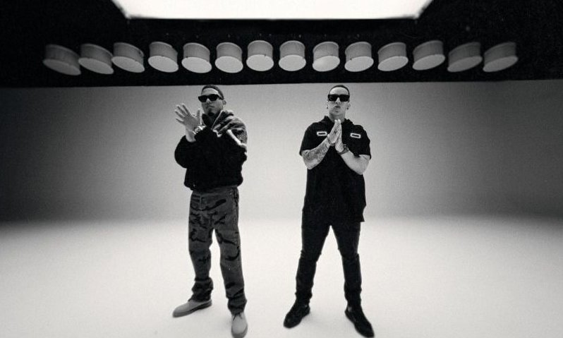 Junto a Mike Towers, Daddy Yankee compartió el clip de "Pasatiempo"